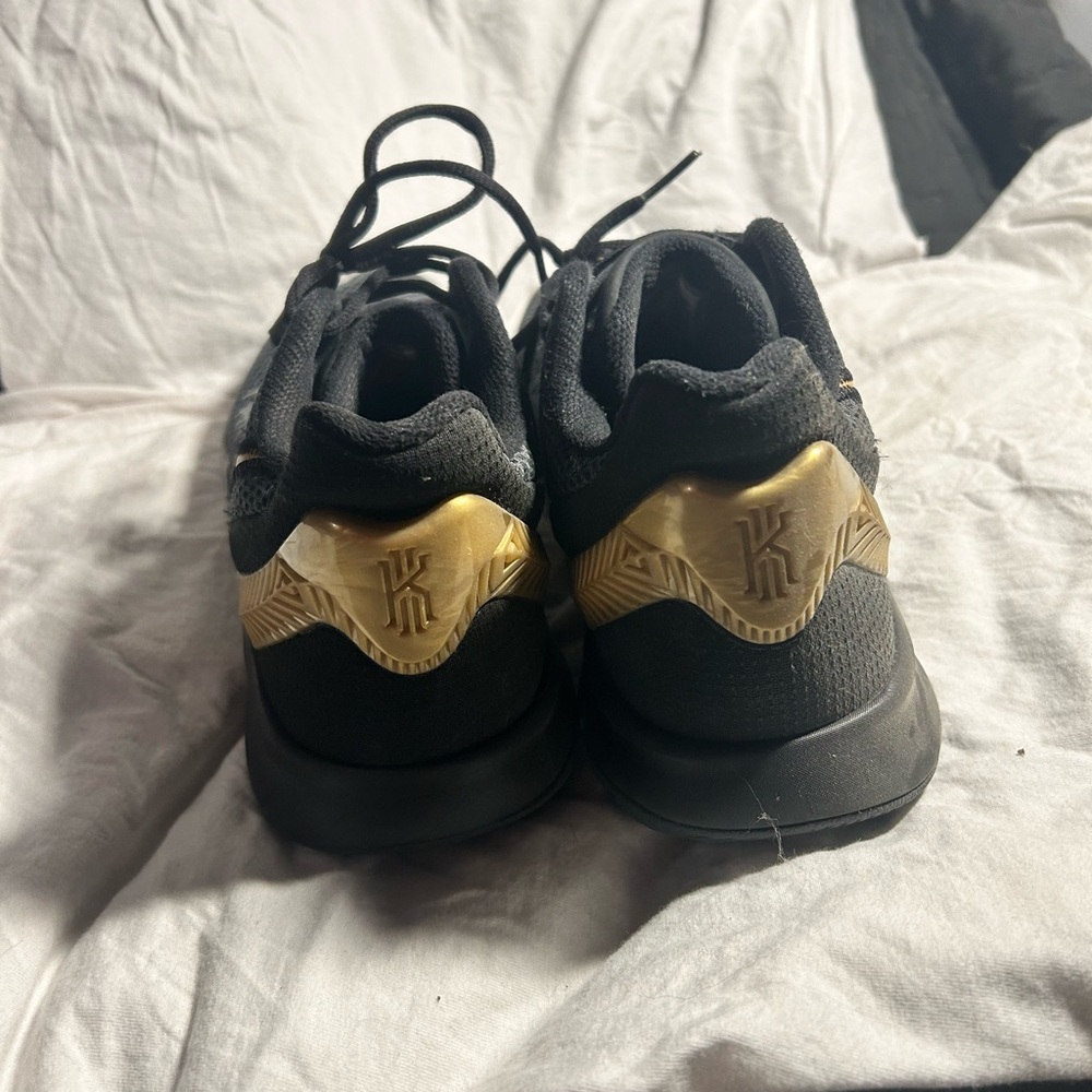Kyrie Irving Flytrap Metallic Gold - image 3